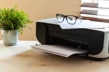Üzerinde yazıcı olan bir ofis masasını kapat