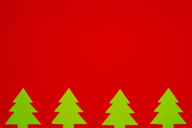 Kırmızı arkaplanda Noel süslemeleri