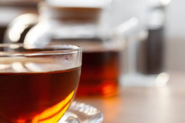 Sıcak bir fincan çay, ahşap kırsal masada.