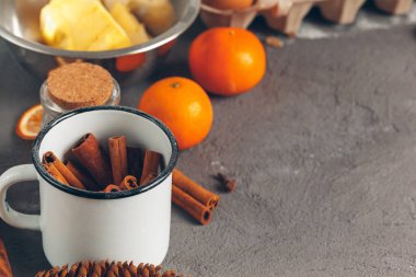 Geleneksel Noel tatlılarının güzel Noel kompozisyonu