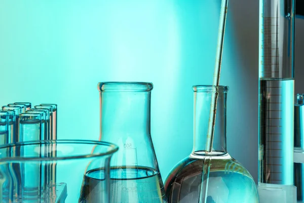 Laboratoriumchemie glaswerk op groene achtergrond — Stockfoto