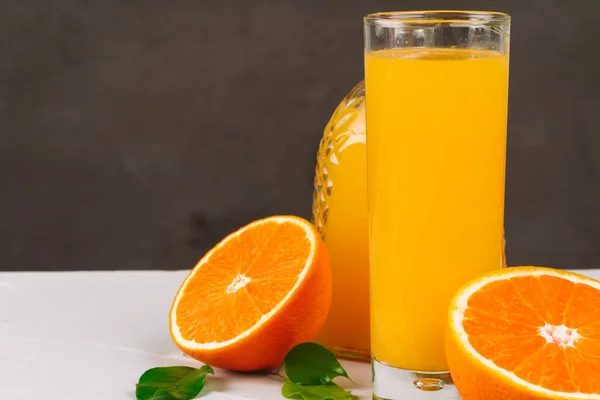 Vaso de zumo de naranja y rodajas de naranja — Foto de Stock