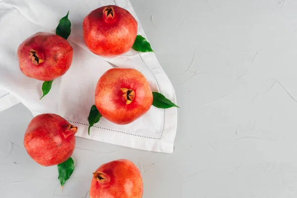 Reife Granatäpfel auf einem hellgrauen Küchentisch — Stockfoto