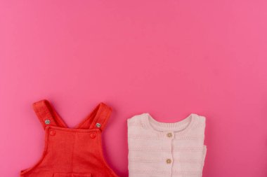 Pembe arka plan görünümlü bebek kıyafetleri