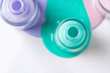 Pastel rengi oje şişelerini beyaza döktü.