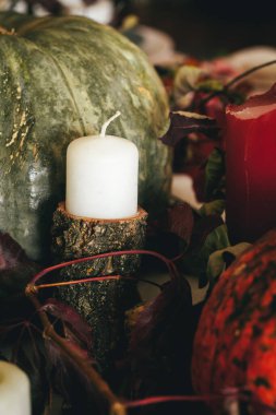 Balkabağı, mum ve sofra takımı ile sonbahar dekoru