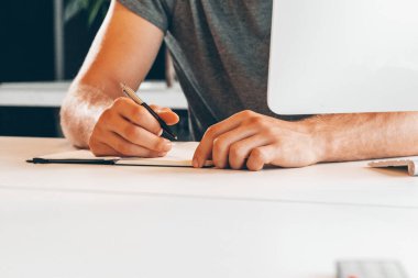 Modern bir ofiste çalışan tanınmayan bir adam.