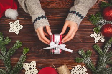 Noel hazırlıkları konsepti. Kadın hediyeleri paketliyor.