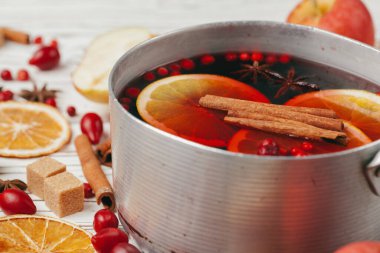 Noel sıcak şarabını kırsal bardakta yakın.