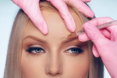 Kafkasyalı genç bir kadının portresi. Botoks kozmetik enjeksiyon kavramı