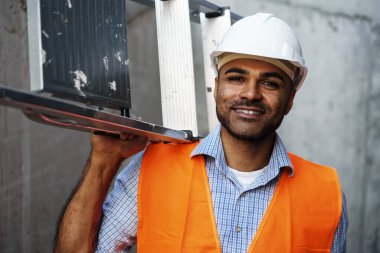 Metal merdiven taşıyan profesyonel müteahhit, yaklaşın.