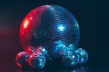 Büyük disko topu koyu arkaplanı kapatıyor