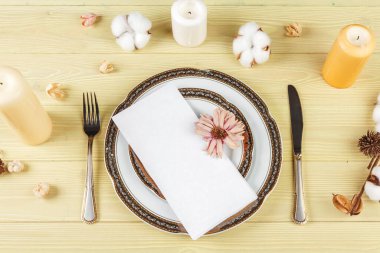 Dekorasyonlu bir düğün masasının üst görünümü