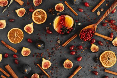 İçindekilerle parlayan şarap kadehi, yukarıdan görünüyor.