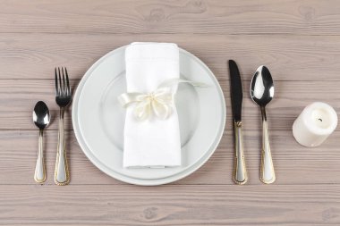 Ahşap masada güzel bir kırsal masa.