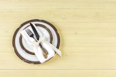 Tabakları ve çatal bıçakları olan masa, yukarıdan görünüyor.