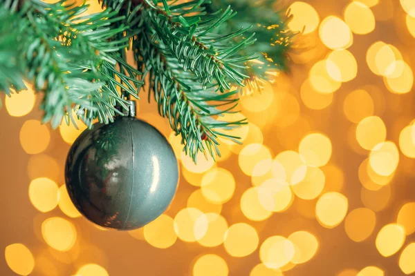 Χριστουγεννιάτικο δέντρο φόντο με γκρι μπιχλιμπίδι σε χρυσό bokeh αφρώδη — Φωτογραφία Αρχείου