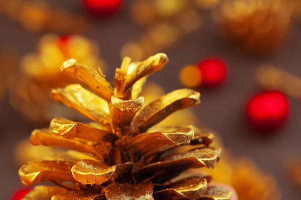 Золоті гілки і золоті конуси, різдвяний декор — стокове фото