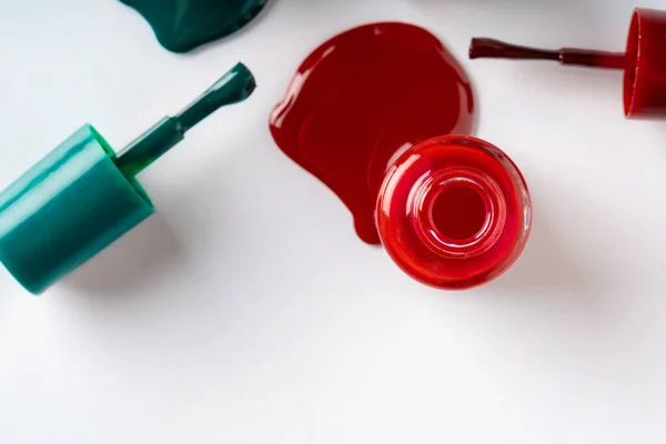 Plusieurs bouteilles ouvertes de vernis à ongles sur fond blanc — Photo