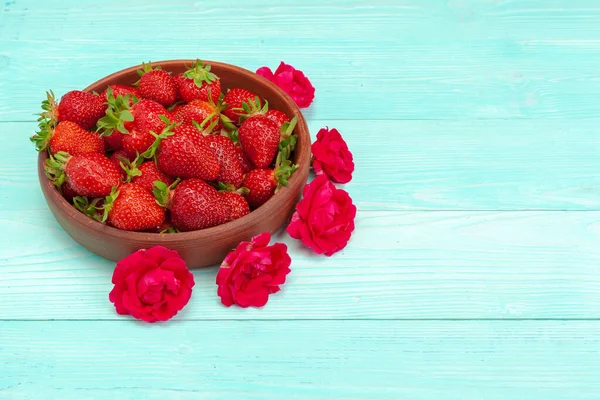 Bowl of strawberry harvest on wooden table close up — Stock Photo, Image