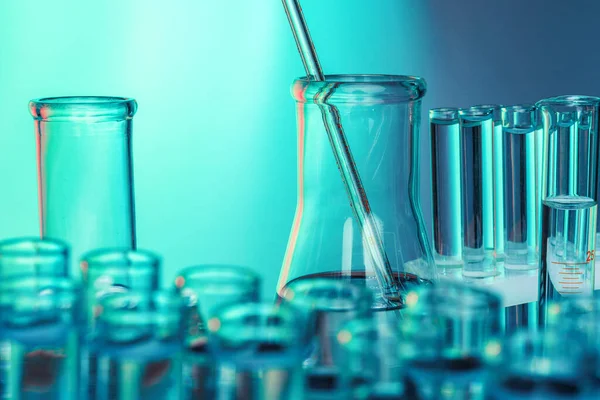 绿色色调背景的实验室化学玻璃器皿 — 图库照片
