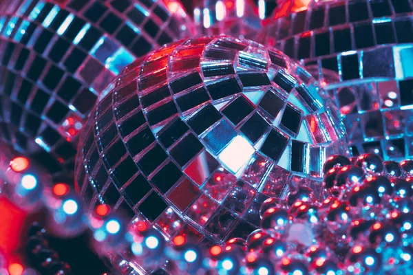 Glänzende Disco-Party Hintergrund mit Spiegelkugeln reflektieren Licht — Stockfoto