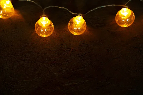 Guirlande de lampes à ampoule dans l'obscurité — Photo