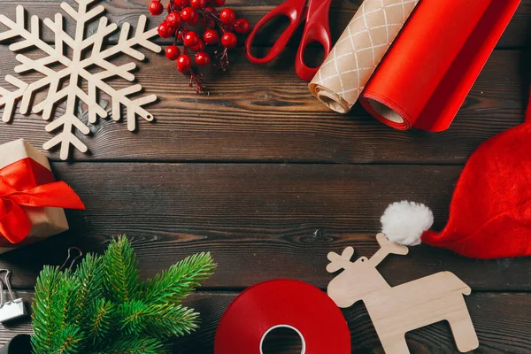 Przygotowania świąteczne. Pakowanie prezent z papieru i wstążki — Zdjęcie stockowe