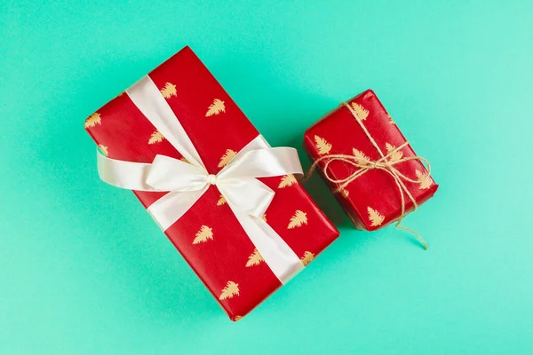 Decorated gift box on a green background, flat lay top view — Stock Photo, Image
