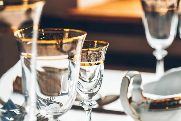 Close up shot of table setting for fine dining with cutlery and glassware — Stok Foto