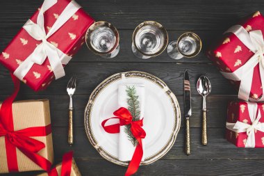 Siyah ahşap masa, şık bir Noel masası.