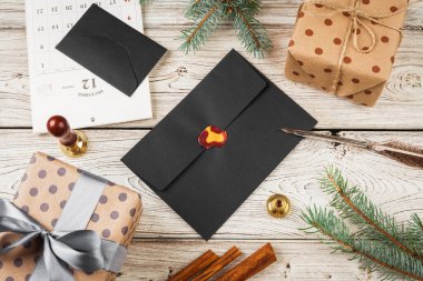Tatil tahtası dekore edilmiş arka planda Noel postası yazmak