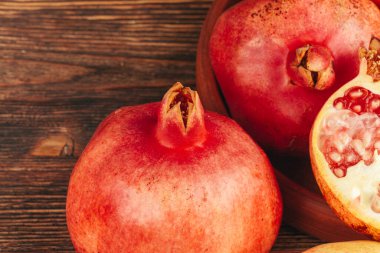 Tahtada nar meyvesi kes.