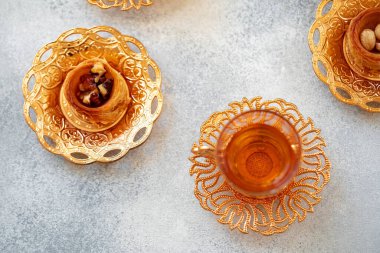 Türk baklavası ve Türk çayı gri zemin üzerinde doğu yemekleri