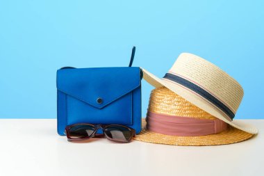 Aksesuarlı kadın el çantası düz bir görünümde yatıyordu.