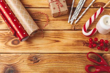 Noel ambalajı ve dekorasyon öğeleri ahşap arka planda fotokopi alanı ile