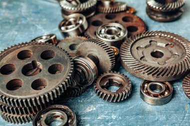 Eski paslı araba parçalarının üst görünümü