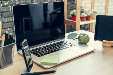 Modern bir ofis çalışma yerinin içi