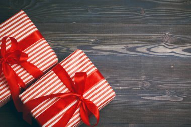 Koyu ahşap arka planda güzel paketlenmiş hediyeler
