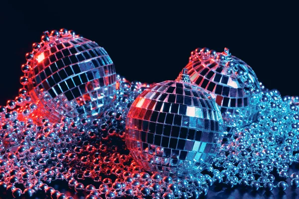 Party lights disco lustrzane kulki na czarnym tle — Zdjęcie stockowe