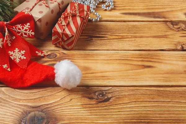 Bovenaanzicht van gewikkelde kerstcadeaus op houten ondergrond — Stockfoto