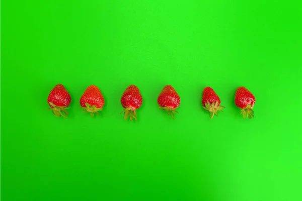 Mogna jordgubbar på klargrön bakgrund. Hälsosam kost — Stockfoto
