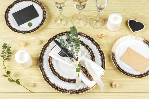 Tafel met borden en bestek, zicht van bovenaf — Stockfoto