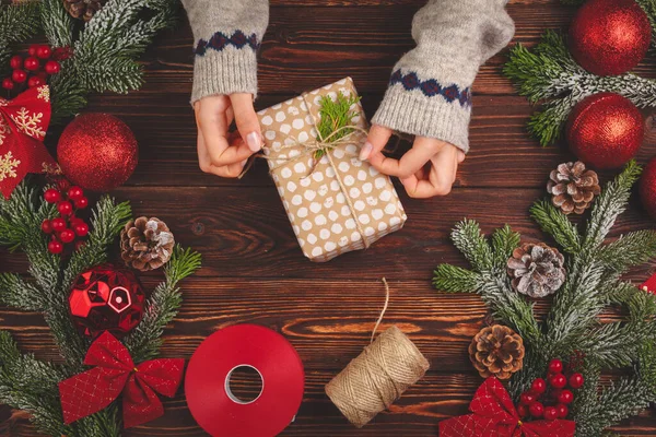 Proceso de envolver regalos y decorar para las vacaciones de Navidad de cerca —  Fotos de Stock