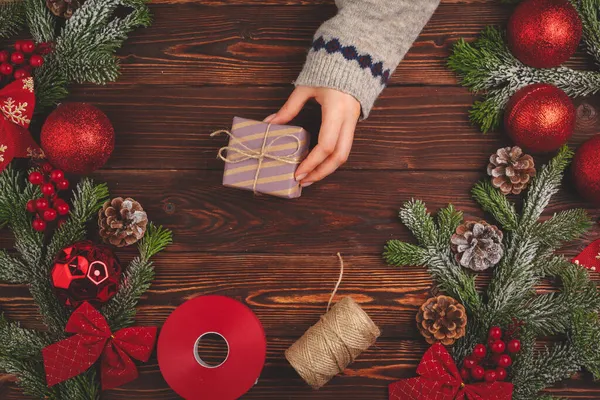 En Navidad. El proceso de los regalos de embalaje para las fiestas —  Fotos de Stock