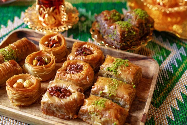 Baklava dulce turco en bandeja de metal con té turco — Foto de Stock