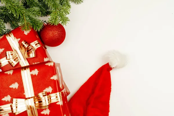 Widok z góry, płaski układ czerwonych prezentów świątecznych na białym tle — Zdjęcie stockowe