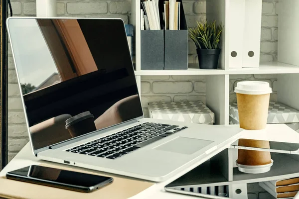 사무 용품을 가지고 작업 할 수있는 가벼운 방에서 노트북을 구입하는 모습 — 스톡 사진