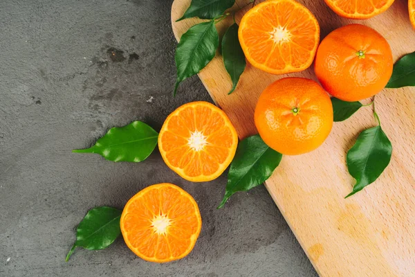 Cortado en trozos jugosas naranjas maduras de cerca —  Fotos de Stock