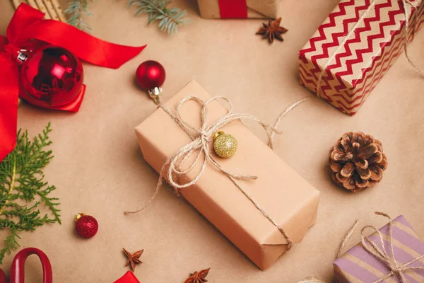 Przygotowywanie się do świąt, pakowanie prezentów i dekoracji — Zdjęcie stockowe